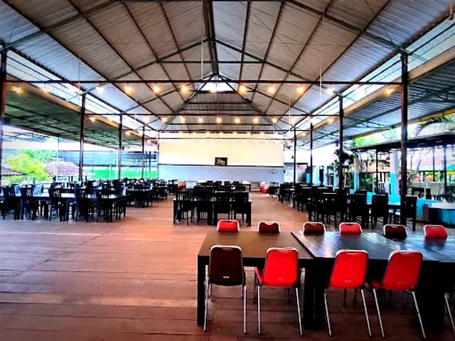 Area lesehan terbuka dengan meja panjang