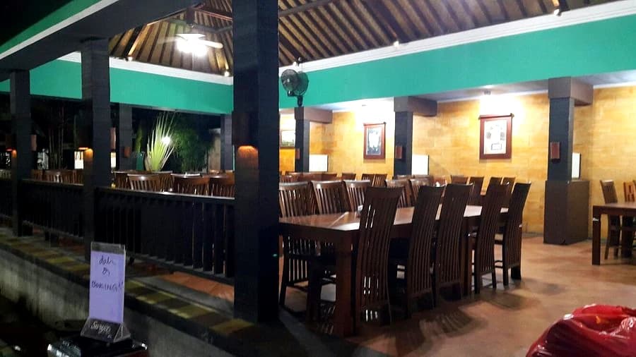 Ruang makan dalam dengan kursi kayu